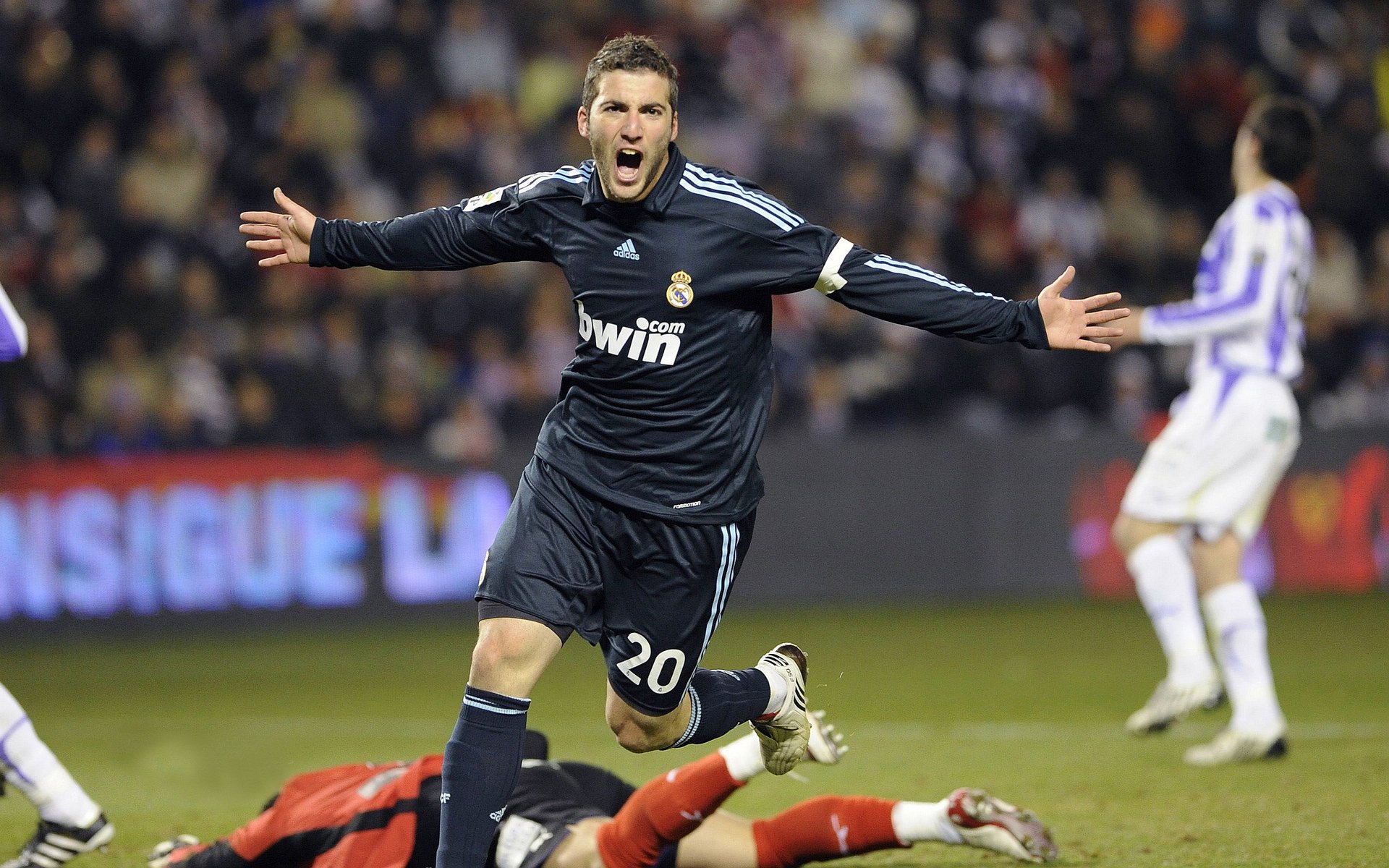 拳击盛事：世界级冠军激烈争夺，擂台火爆！，世界拳击经典赛